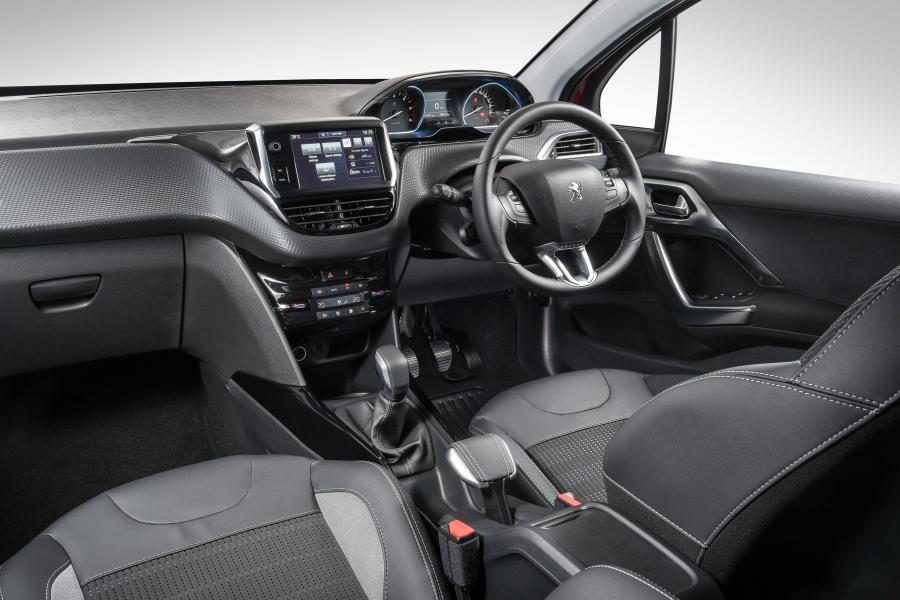 Интерьер Peugeot 2008 2017 года  (ZA) (фото 19 из 32)